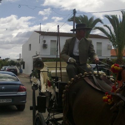 Ginés Grima montando en coche de caballos