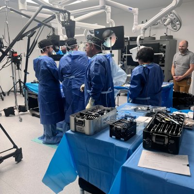 Equipo médico en quirófano