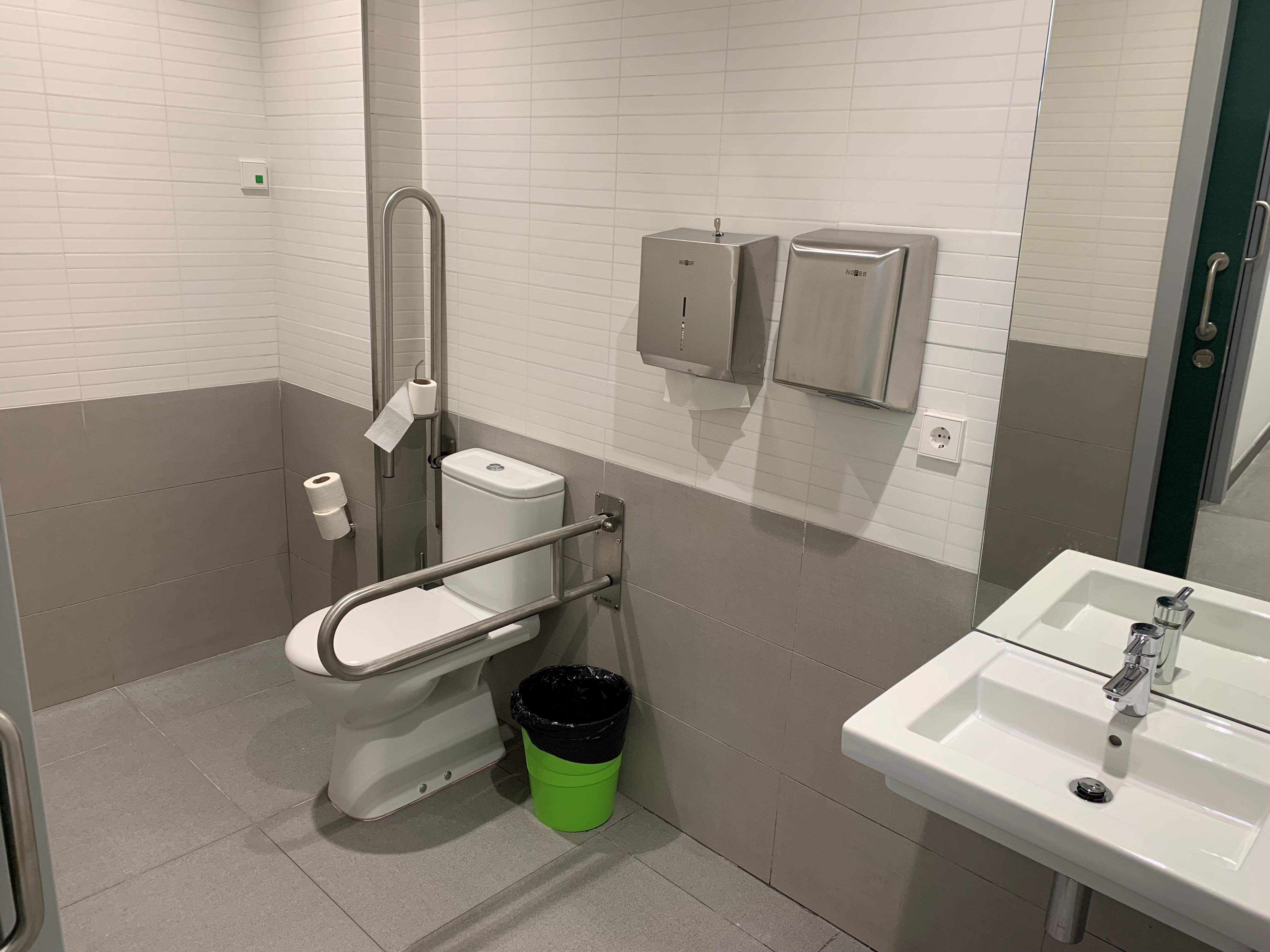 Baño FRATERNIDAD-MUPRESPA. Fuengirola