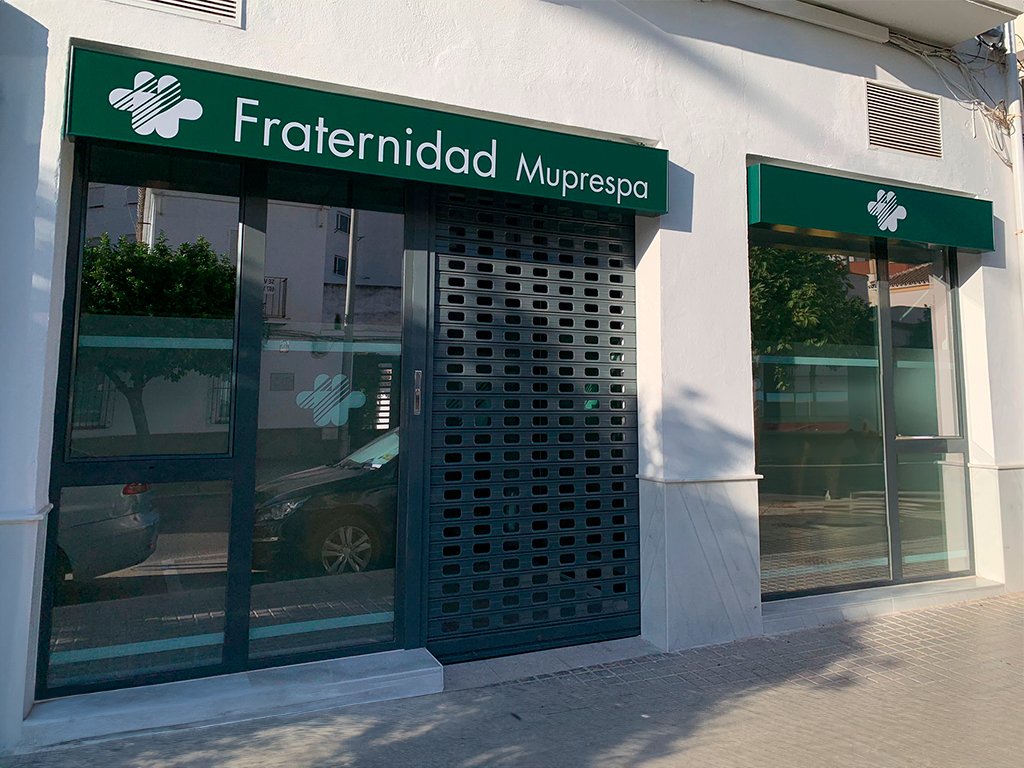 Fachada centro de Fraternidad-Muprespa en Vélez-Málaga
