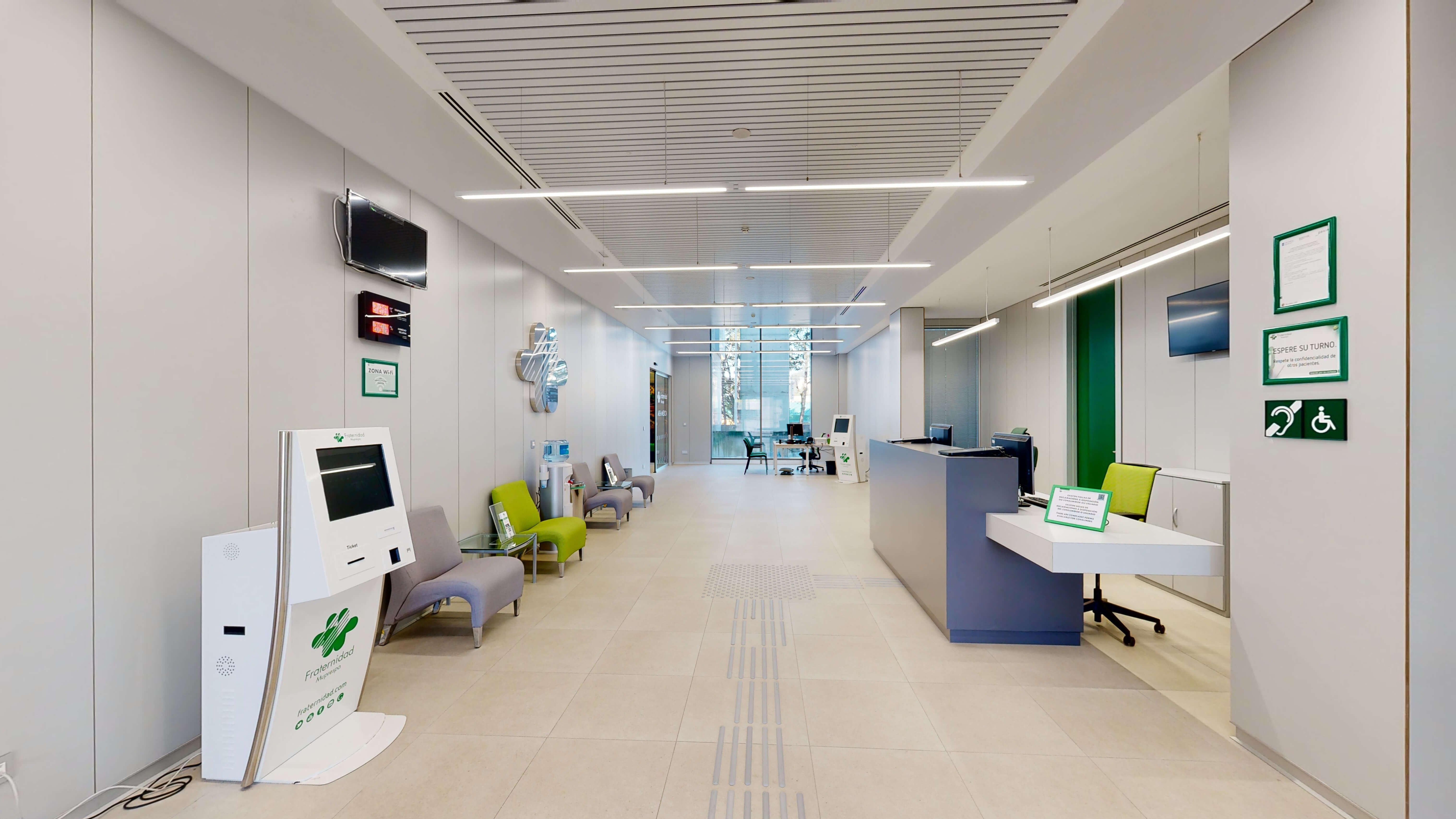 Entrada y zona de admisión de Fraternidad-Muprespa A Coruña