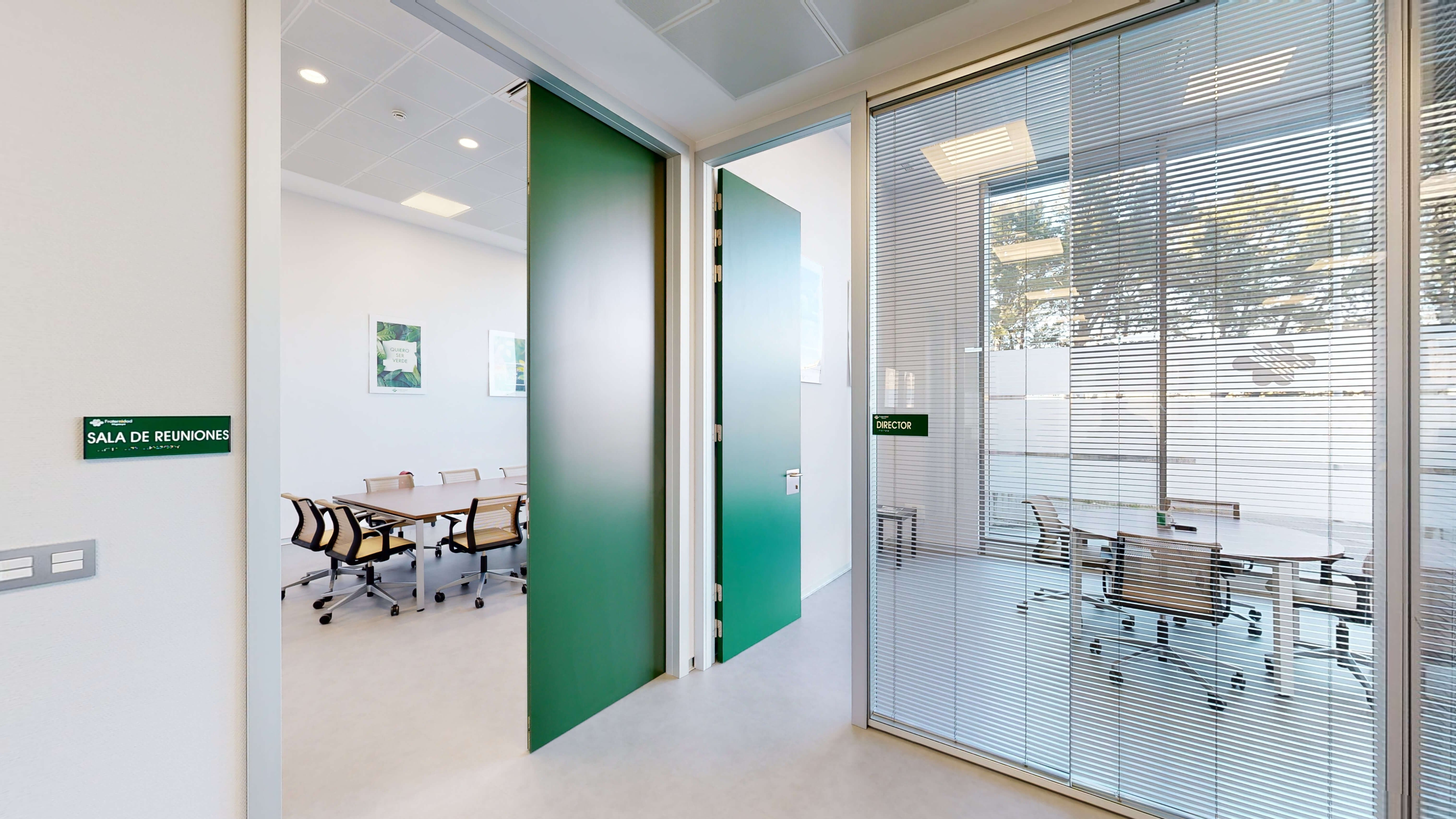 Sala de reuniones y director de Fraternidad-Muprespa A Coruña