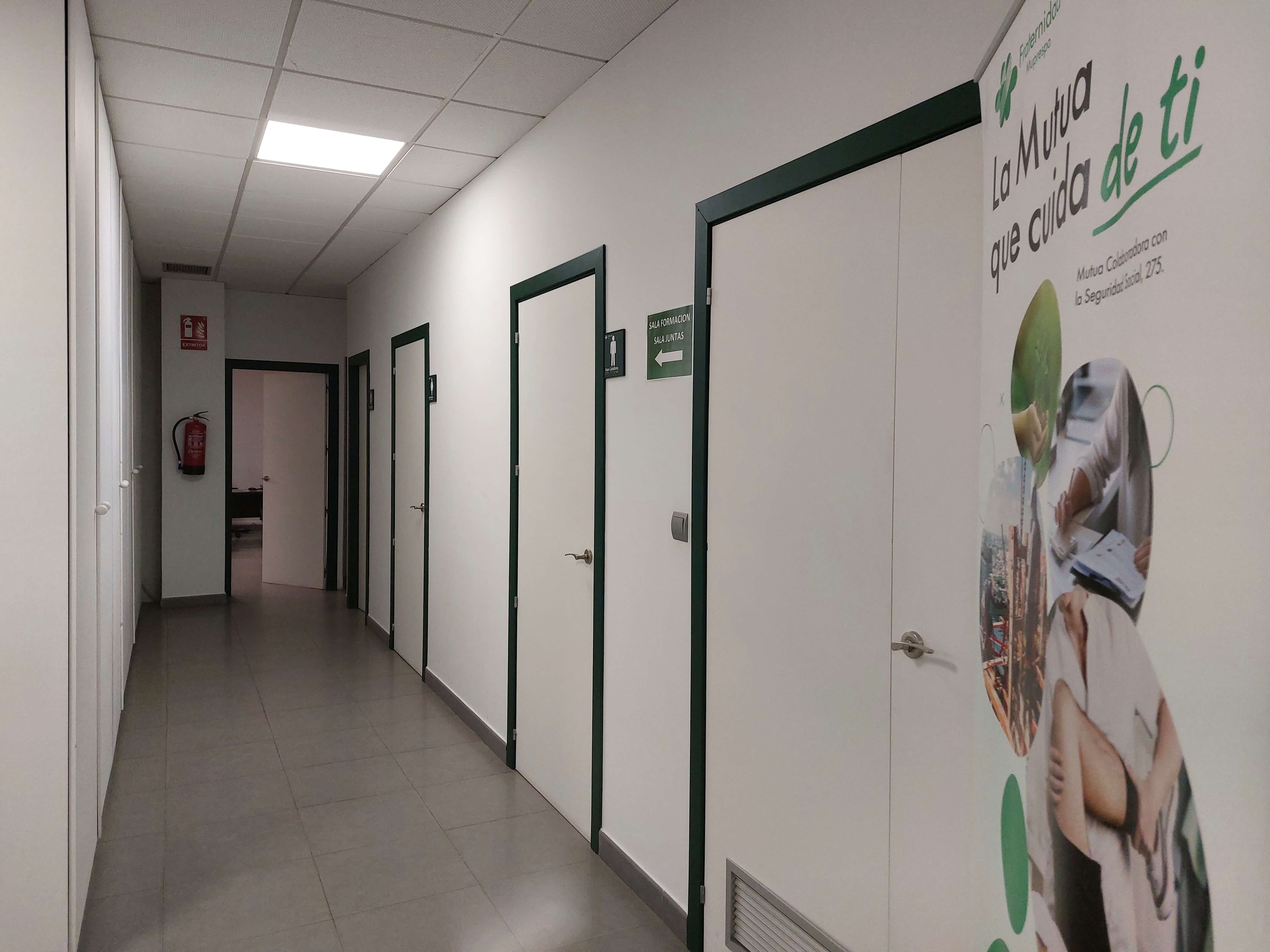 Pasillo II de la Delegación de Fraternidad-Muprespa en Tomelloso