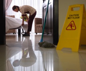 trabajadora de limpieza de hotel