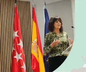 Fotografía de mujer en conferencia y gráfico de ponente con audiencia.