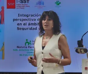 Mujer presentandoen una conferencia con ilustración de orador y audiencia