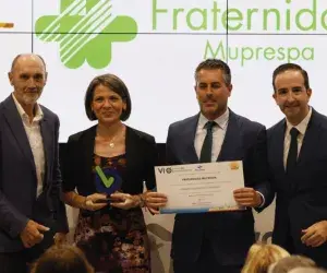 Fotografía y gráfico de una ceremonia de entrega de premios en tonos verdes y claros.