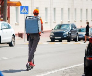 trabajador en patinete