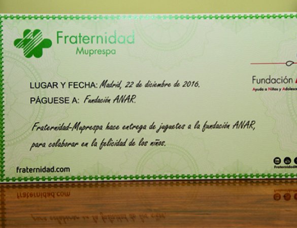 FRATERNIDAD-MUPRESPA ENTREGA CHEQUES REGALO DE JUGUETES A TRES FUNDACIONES