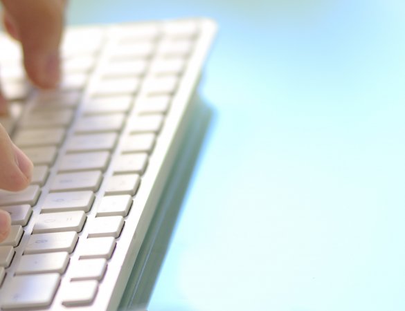 Manos escribiendo los datos para simular los costes del absentismo