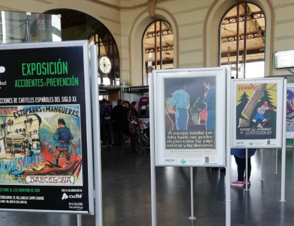 Algunos de los carteles expuestos en el vestíbulo principal de la estación