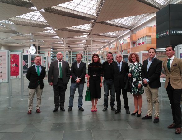 Asistentes a la inauguración de la exposición de carteles en la Estación de Zaragoza-Delicias