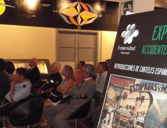 Asistentes a la inauguración de la exposición de carteles en el aeropuerto de Lanzarote 