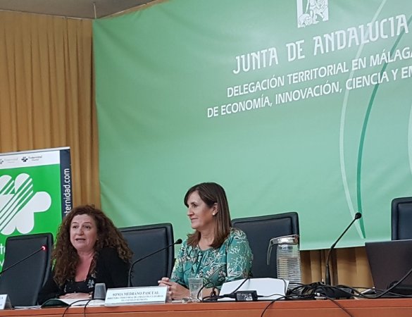 Encarnación del Águila y Sonia Medrano, durante su intervención en el acto 