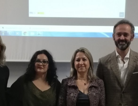 Foto de familia de los ponentes al inicio de la jornada 