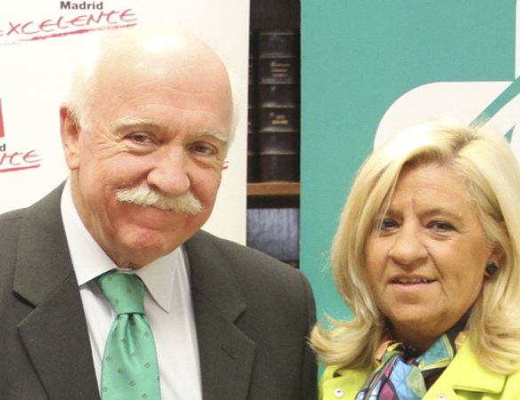 Carlos Aranda, junto a Irene Navarro, Natalia Fdez. Laviada y Elena Iglesias 