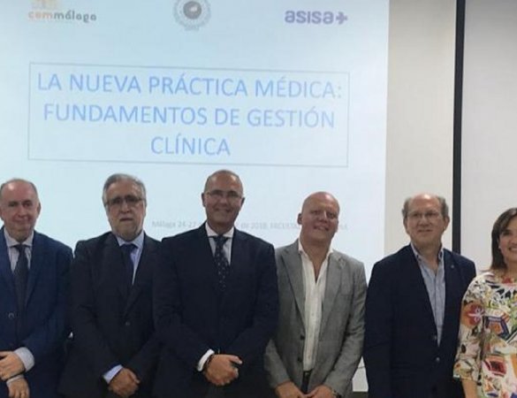 Sonia Medrano, de Fraternidad-Muprespa, junto a otros participantes en el seminario