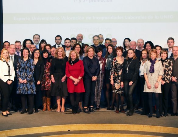 Foto de grupo de los médicos que recibieron sus diplomas y los directivos y empleados de Fraternidad-Muprespa asistentes al acto 