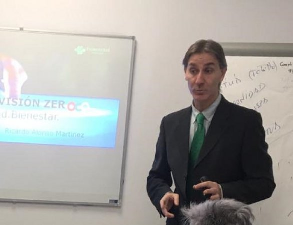 El técnico de prevención de riesgos, durante la charla ofrecida 