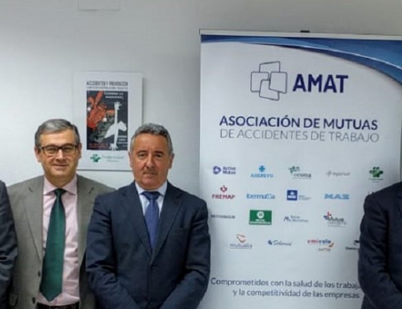Foto de familia de los miembros de las Mutuas pertenecientes a AMAT Extremadura 