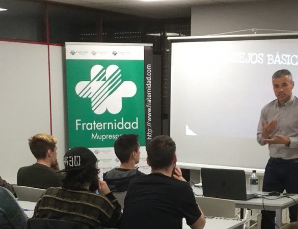 Dos técnicos de prevención de riesgos de Fraternidad-Muprespa ofrecieron una charla ante los miembros del Gremio