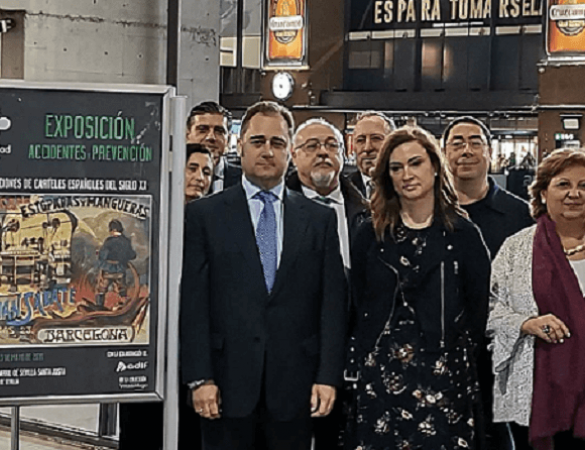 Foto de familia de los asistentes a la inauguración