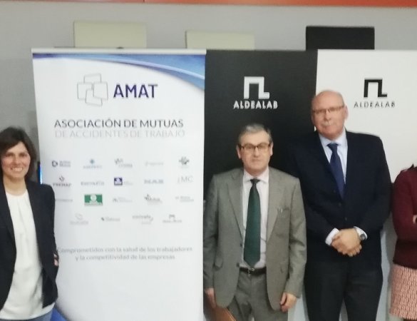 Foto de familia de los participantes en la jornada de AMAT Extremadura