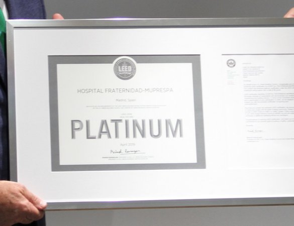 En el cuadro, diploma y carta de la comunicación de la certificación Leed