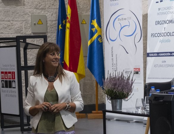 Natalia Fdez. Laviada, subdirectora de la Mutua, durante su ponencia 