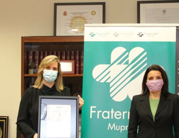 Foto de familia da entrega do certificado na sede de Fraternidad-Muprespa