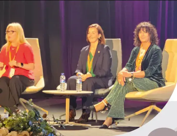 Natalia Fdez Laviada en la mesa de ponentes del Festival Mundial de la Felicidad 2026