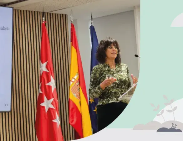 Fotografía de mujer en conferencia y gráfico de ponente con audiencia.