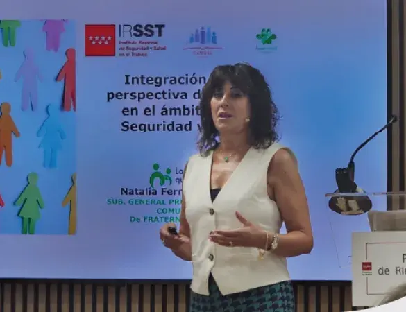 Dona presentant en una conferència amb il·lustració d'orador i audiència