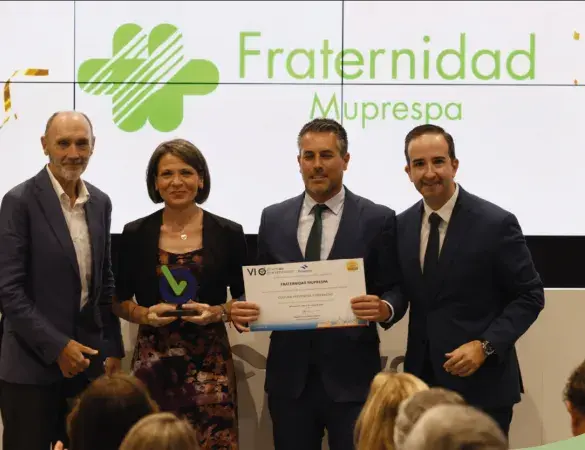 Fotografía y gráfico de una ceremonia de entrega de premios en tonos verdes y claros.