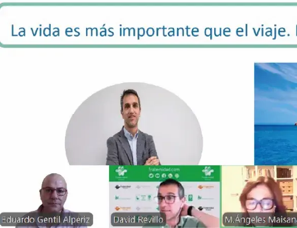 Una persona en videollamada con tres participantes y fotos de viajes.