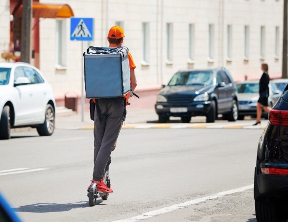trabajador en patinete