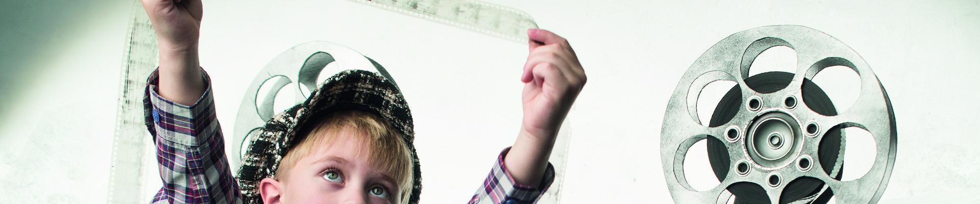 Niño visualizando película de cine