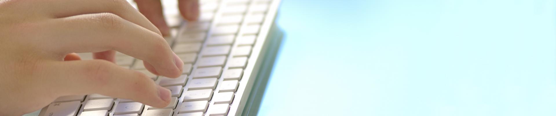 Manos escribiendo los datos para simular los costes del absentismo