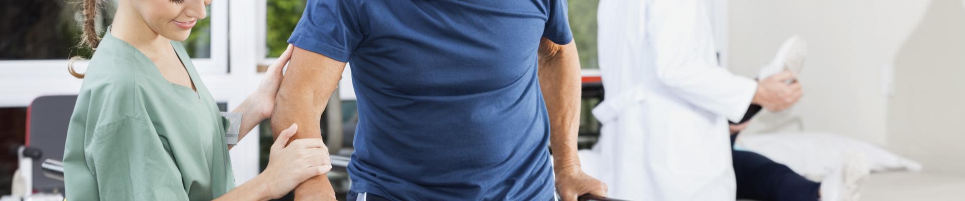 Rehabilitación en sala de fisioterapia