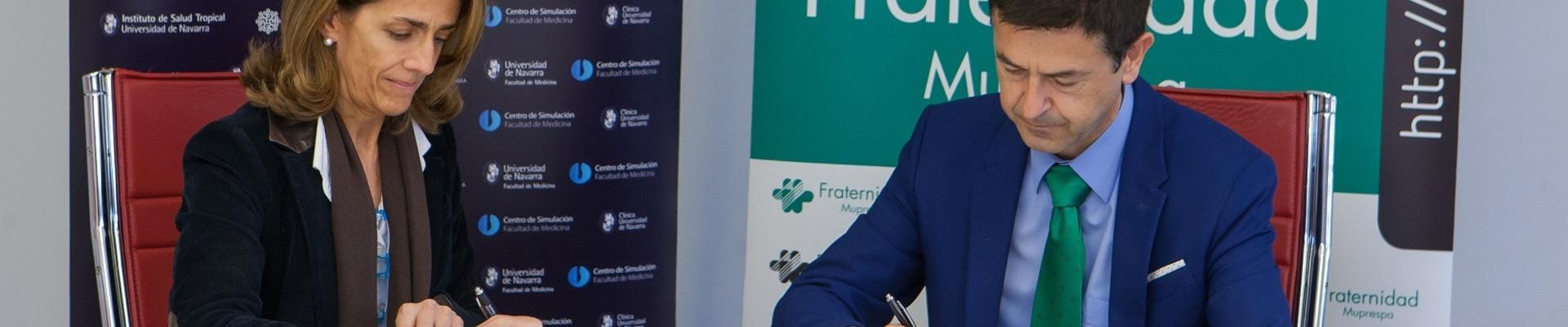 Firma del convenio colaboracion Universidad de Navarra y Fraternidad-Muprespa