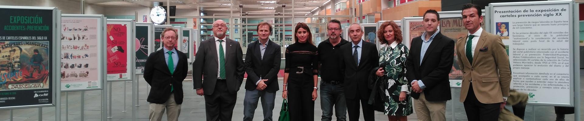 Asistentes a la inauguración de la exposición de carteles en la Estación de Zaragoza-Delicias