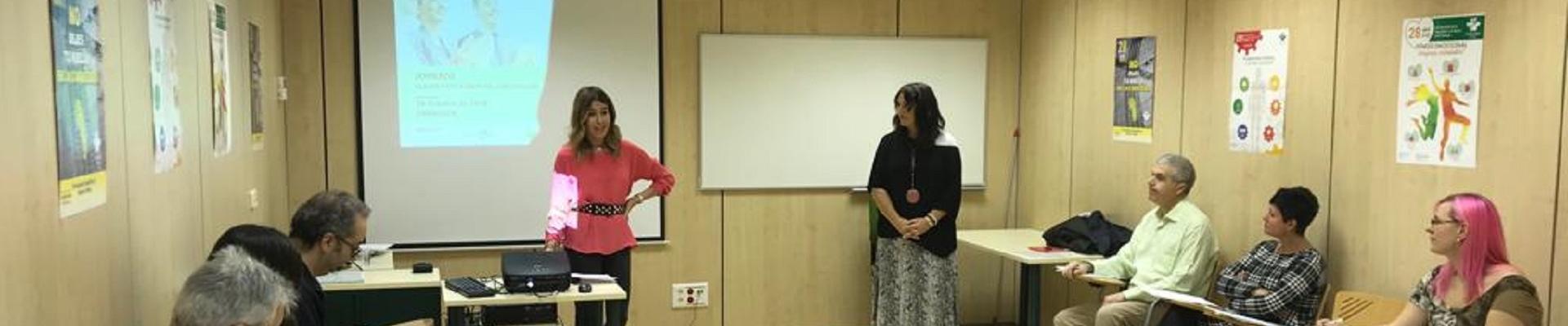 Eva Ramón y Silvia Lacruz, durante la presentación de la jornada en la sede de Fraternidad-Muprespa en Zaragoza
