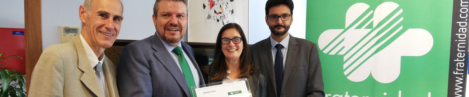 Entregando del diploma del Bonus a los directivos de Sumipar