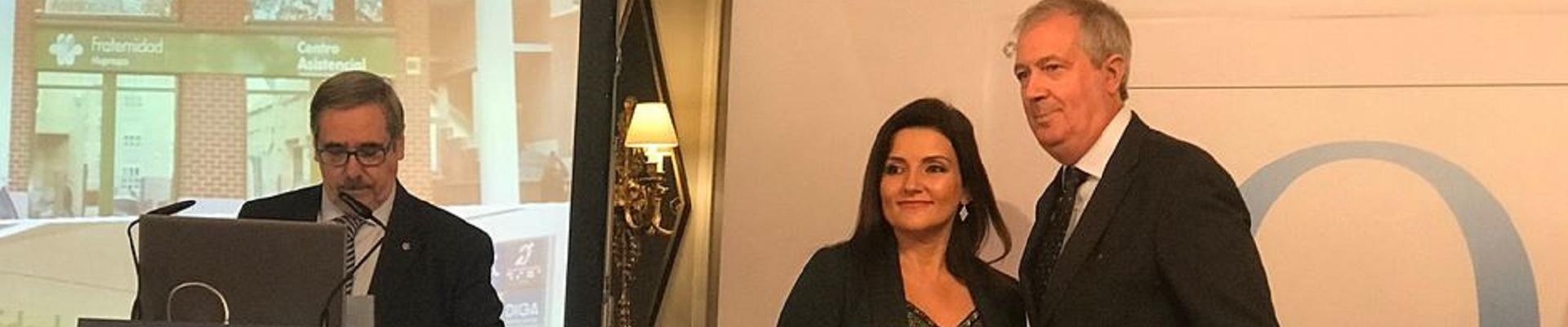 Elena Iglesias, directora de Calidad de Fraternidad-Muprespa, recogiendo la acreditación
