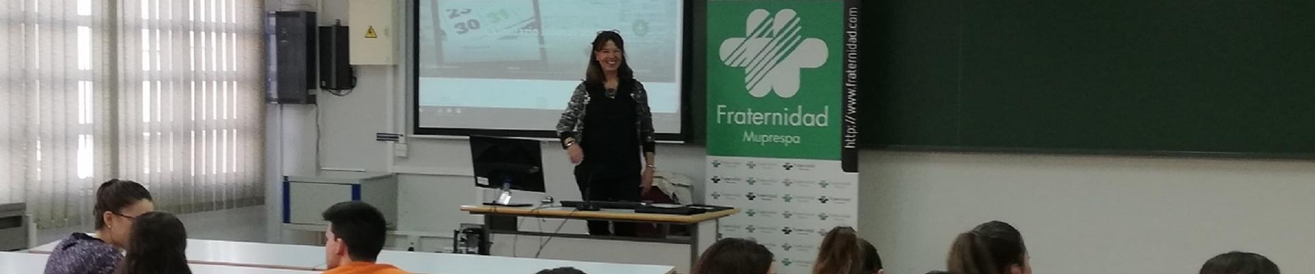 Inmaculada Rufián, directora provincial de Fraternidad-Muprespa en Córdoba, durante su exposición en la universidad