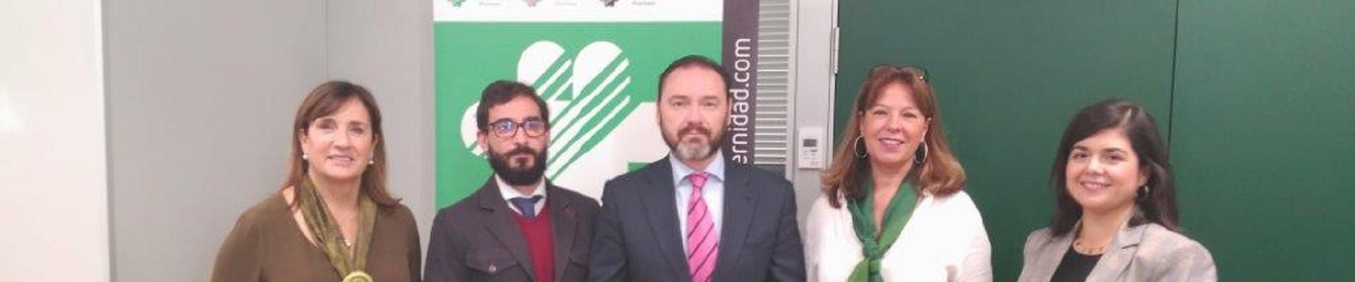 Sonia Medrano e Inmaculada Rufián con los representantes del Grupo Magtel