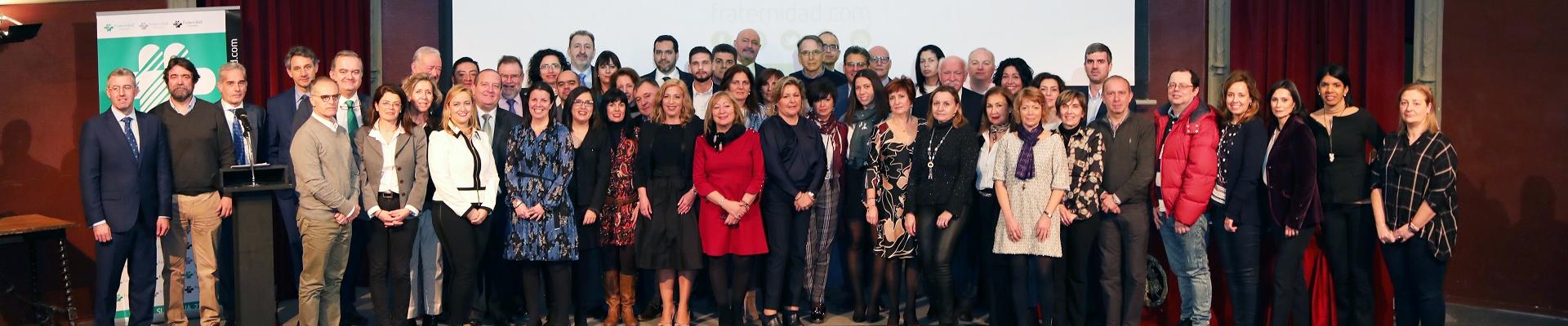 Foto de grupo de los médicos que recibieron sus diplomas y los directivos y empleados de Fraternidad-Muprespa asistentes al acto