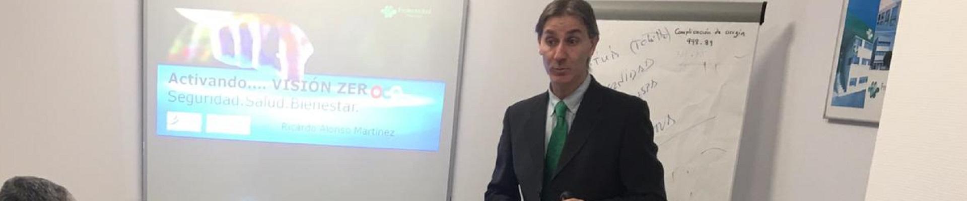 El técnico de prevención de riesgos, durante la charla ofrecida