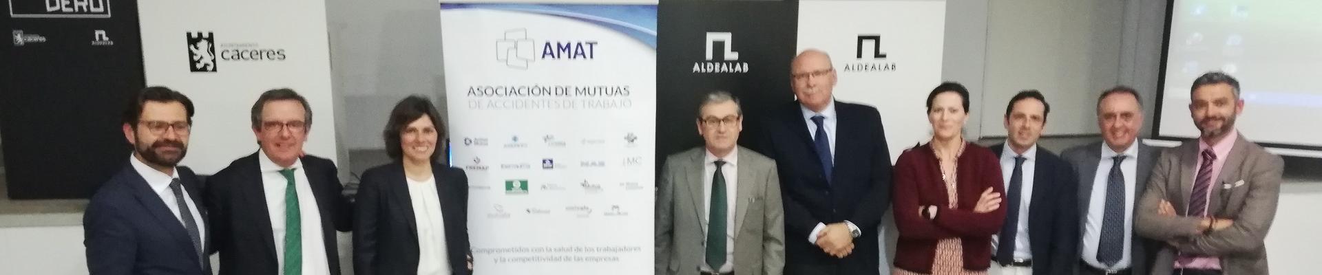 Foto de familia de los participantes en la jornada de AMAT Extremadura