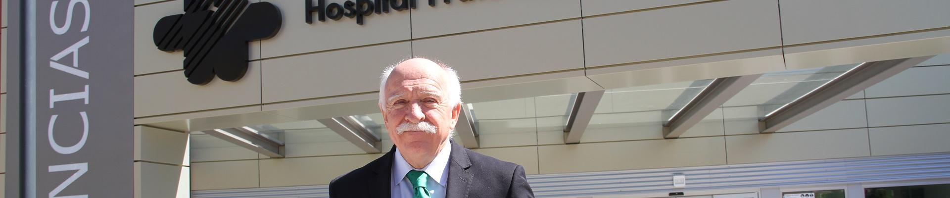 Carlos Aranda, en la puerta principal del hospital Fraternidad-Muprespa Habana